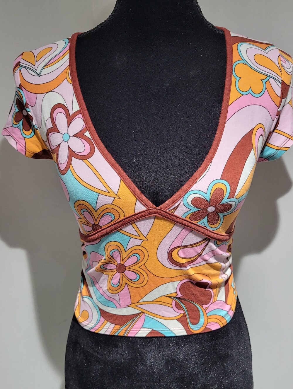Garage Women's Retro Floral V-Neck Short Sleeve Crop Top Medium Pink Orange